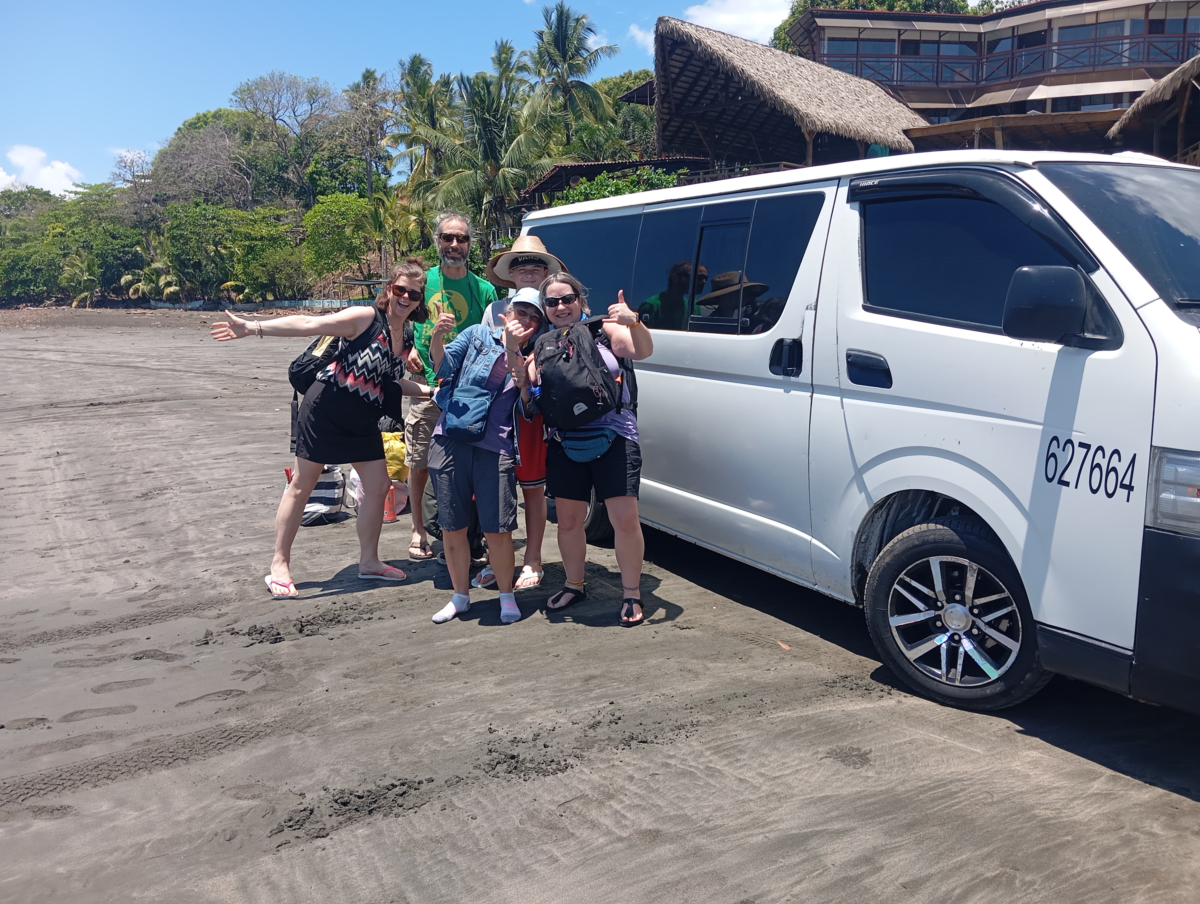Viajeros de Shuttle Santa Catalina en la playa