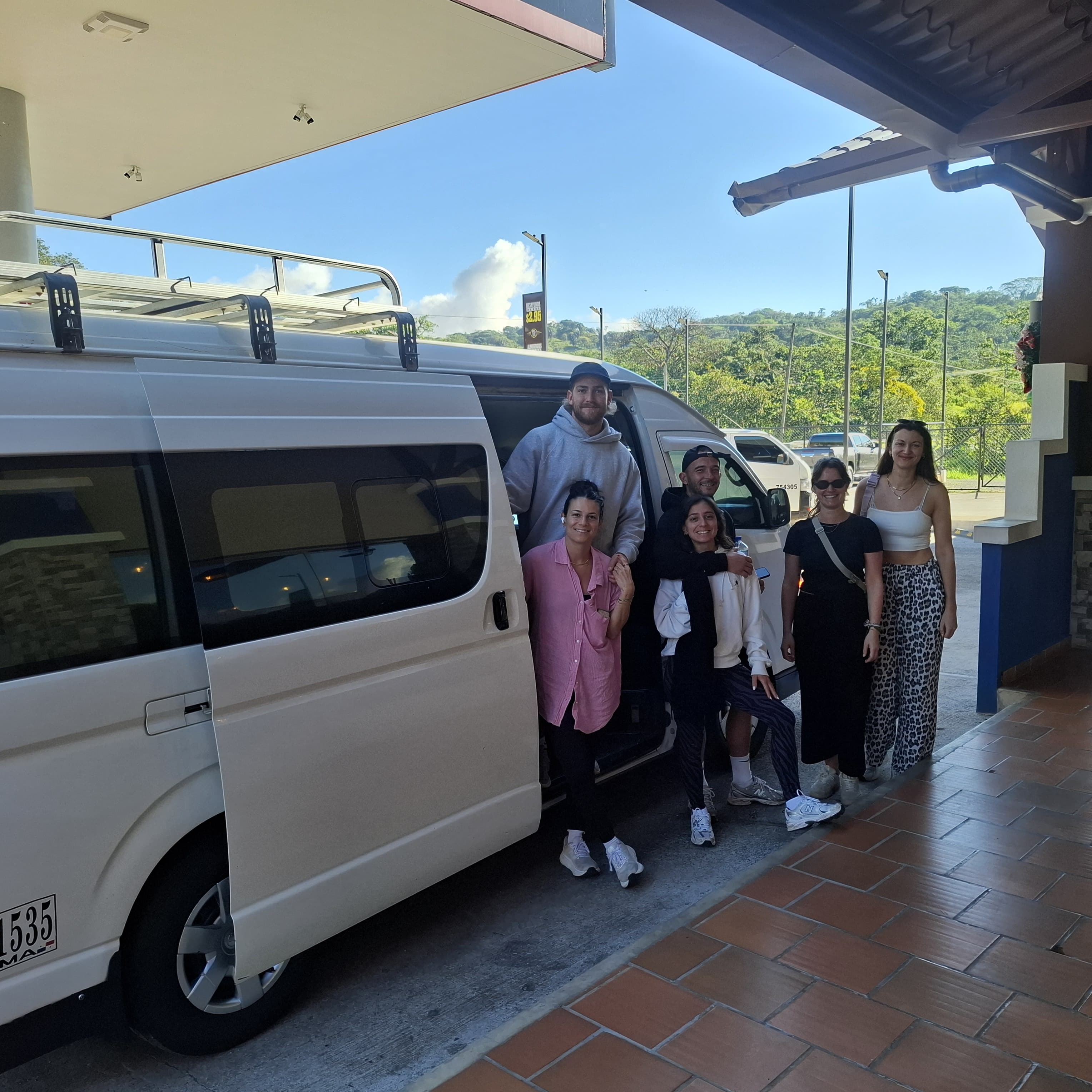 Grupo en shuttle por las montañas de Panamá