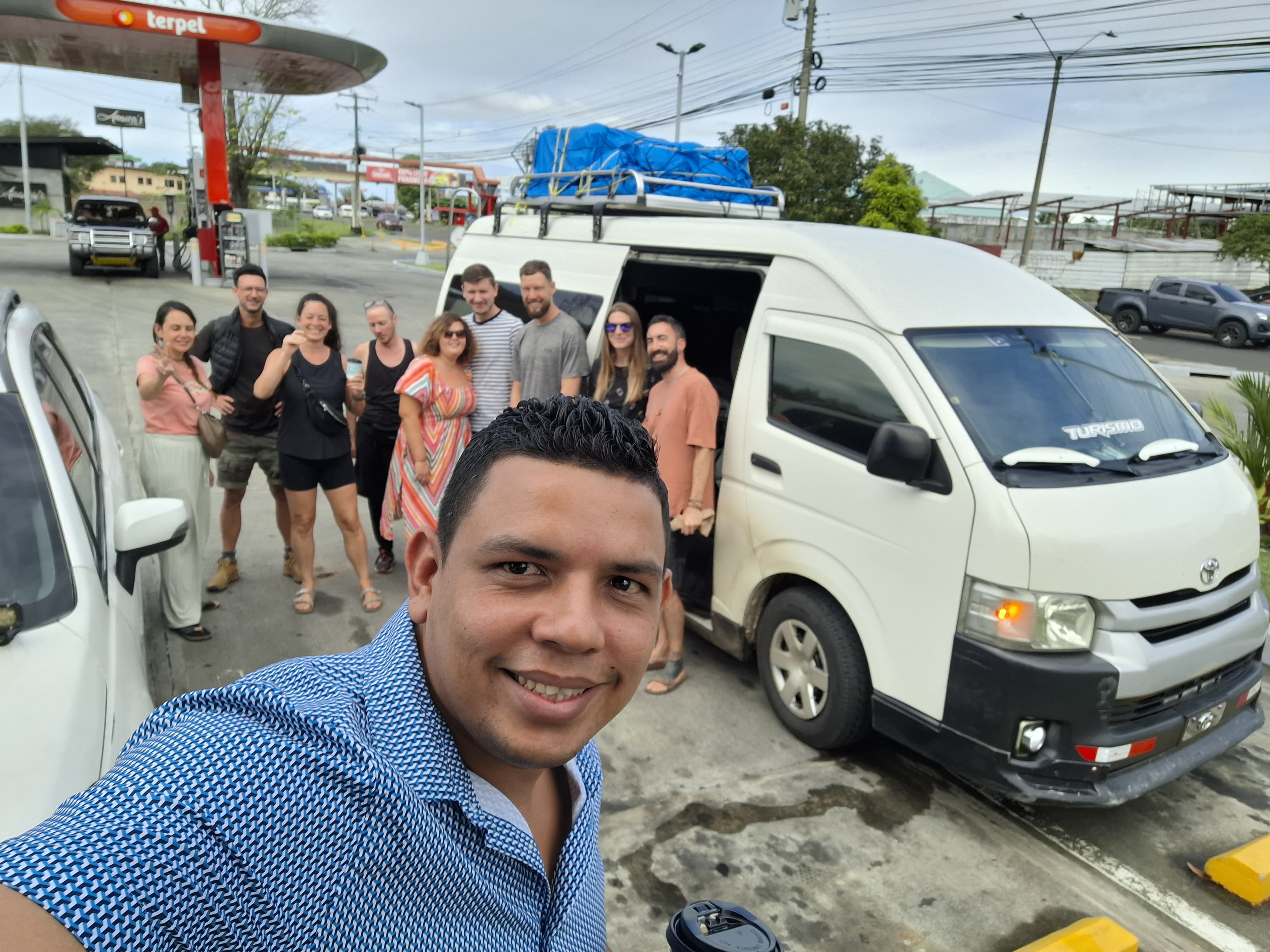 Conductor con pasajeros felices